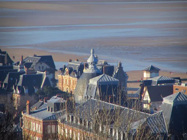 Houlgate - Côte Fleurie : villas et demeures de la station balnéaire, et plage de sable à marée basse