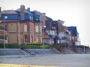 Houlgate - Côte Fleurie : villas de la station balnéaire, lampadaires, bancs et plage de sable