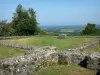 Hügel von Montaigu - Aussicht des Montaigu: Ruinen der Einsiedelei und Orientierungstafel auf der Hügelspitze, mit Blick auf die Landschaft mit Hecken der Coëvrons