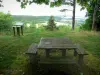 Hügel von Montenoison - Picknick Tisch mit Blick auf die umliegende Umgebung