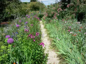 Huis en tuinen van Claude Monet - Monet's tuin in Giverny: Clos Normand: de boules baan omzoomd met bloemperken