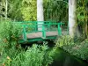 Huis en tuinen van Claude Monet - Monet's tuin in Giverny: Water Tuin: kleine brug en groene bamboe