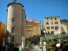 Hyères - Saint Blaise Torre o Torre dei Templari (resti di Templari), caffè all'aperto e facciate colorate delle case sulla piazza Massillon