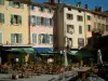 Hyères - Place Massillon avec ses terrasses de cafés et ses maisons aux façades colorées