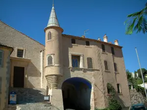 Hyères - Renaissance house with an angle turret