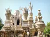 Ideale Palast des Postboten Cheval - Skulpturen auf dem Dach des Idealen Palastes