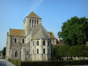 Iglesia abacial de Lessay - Iglesia de la abadía románica y los árboles