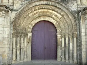 Iglesia abacial de Saint-Jouin-de-Marnes - Poitevin iglesia románica: portal tallado