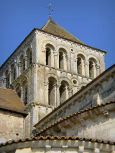 Iglesia abacial de Saint-Jouin-de-Marnes - Poitevin iglesia románica: torre cuadrada