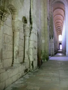 Iglesia abacial de Saint-Jouin-de-Marnes - Dentro de la iglesia romana: las garantías