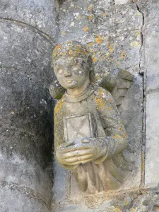 Iglesia abacial de Saint-Jouin-de-Marnes - Poitevin iglesia románica: la estatua (escultura) de la fachada