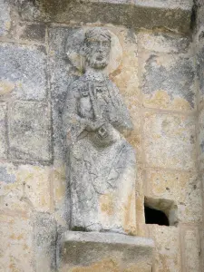 Iglesia abacial de Saint-Jouin-de-Marnes - Poitevin iglesia románica: la estatua (escultura) de la fachada