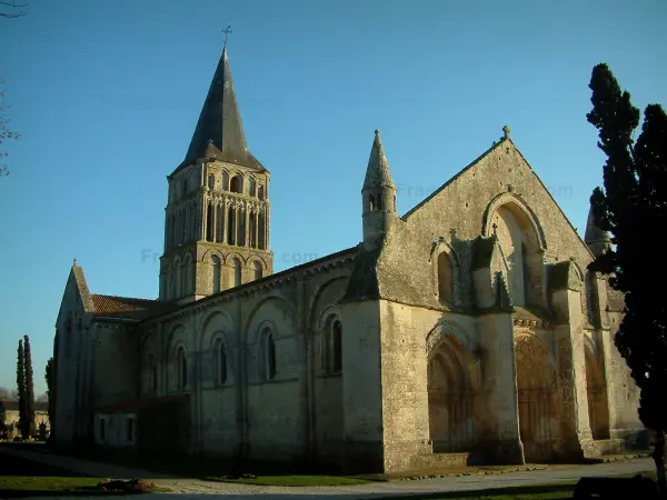 Iglesia de Aulnay-de-Saintonge - Iglesia de San Pedro (románica)