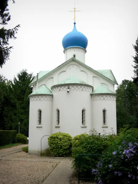 Iglesia ortodoxa de Sainte-Geneviève-des-Bois - Iglesia Ortodoxa Rusa de Nuestra Señora de la Asunción-coronado por una cúpula de cebolla azul