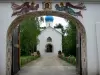 Iglesia ortodoxa de Sainte-Geneviève-des-Bois - Puerta de entrada y de la calzada que conduce a la Iglesia Ortodoxa Rusa de Nuestra Señora de la Asunción-