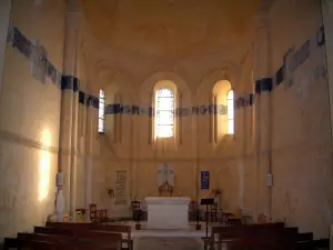 Iglesia de Rétaud - Dentro de la iglesia románica de Saintonge
