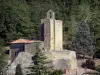 Iglesia rupestre de Vals - Vista de la iglesia de Santa María y sus árboles de la torre de campana, en el fondo