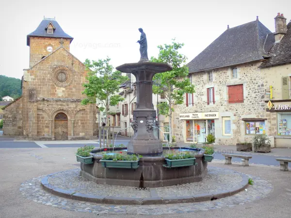 Iglesia de Saignes - Plaza de la Iglesia: fuente, iglesia de Santa Cruz de Auvernia románicos estilo, tiendas y casas de la villa