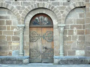 Iglesia de Saignes - Puerta de la iglesia románica de St. Croix