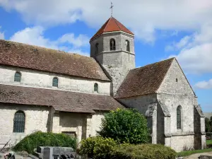 Iglesia de Saint-Gilles - La iglesia románica de Saint-Pierre, las nubes en el cielo azul en el valle de Ardre