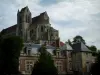 Iglesia de Saint-Leu-d'Esserent - Los árboles, y sigue siendo la iglesia de la abadía benedictina