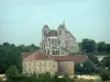 Iglesia de Saint-Leu-d'Esserent - Los edificios, los árboles y la iglesia de la abadía benedictina