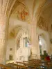 Iglesia de Vault-de-Lugny - Interior de la iglesia de Saint-Germain: nave, púlpito de estilo neogótico y pinturas murales que representan escenas de la Pasión de Cristo