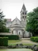 Iglesia de Vignory - Ábside y el campanario de la iglesia románica de Saint-Etienne, y el jardín