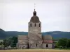 Igreja de Saint-Hymetière - Igreja românica com sua torre sineira octogonal, cemitério, campos e colinas cobertas de árvores ao fundo