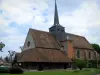 Igreja de Souvigny-en-Sologne - Igreja e seu caquetoir com um céu nublado, Sologne