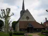 Igreja de Souvigny-en-Sologne - Igreja e seu caquetoir, árvores, casas da aldeia e céu nublado, em Sologne