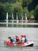 Île de loisirs de Cergy-Pontoise - Pratique du rafting et du catamaran (activités nautiques) sur l'un des étangs (plan d'eau) du domaine