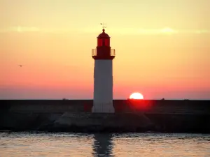 Île d'Oléron - Port de La Cotinière : phare au coucher du soleil