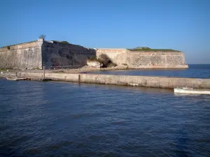 Île d'Oléron - Le Château-d'Oléron : citadelle et mer (océan Atlantique)