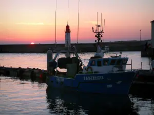 Île d'Oléron - Port de La Cotinière : chalutiers et phare au coucher du soleil