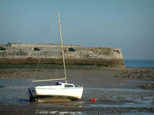 Île de Ré - Voilier à marée basse et fort de la Prée