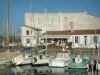 Île de Ré - Saint Martin de Re: Boten en jachten in de haven, een dok, cafe terras en huizen