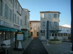 Île de Ré - Saint-Martin-de-Ré : maisons et restaurants bordant le port