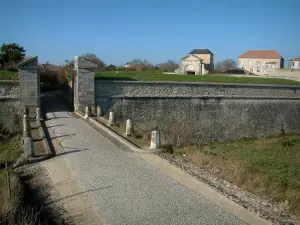 Île de Ré - Saint-Martin-de-Ré : fortifications et porte Toiras en arrière-plan