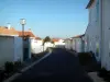 Île de Ré - La Flotte : rue bordée de maisons blanches