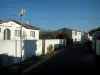 Île de Ré - La Flotte : rue, lampadaire et maisons blanches