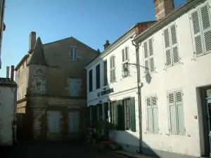 Île de Ré - Ars-en-Ré : maisons du village dont la maison du Sénéchal avec tourelle d'angle