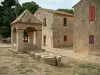 Îles de Lérins - Île Sainte-Marguerite : puits et bâtiments du fort Royal