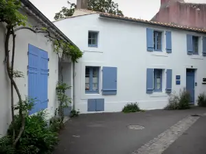 Insel Normoutier - Noirmoutier-enl'Île: weisse Häusser mit blauen Fensterläden