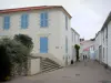 Insel Normoutier - Noirmoutier-en-l'Île: Gasse gesäumt von weissen Häusern