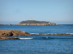 Inseln Embiez - Insel Grand Rouveau mit seinem Leuchtturm, Klippen und Mittelmeer