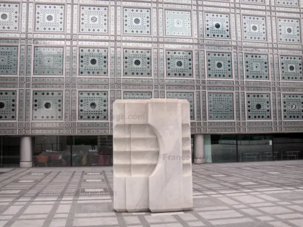 Institut du monde arabe - Façade du bâtiment de verre et d'aluminium de l'IMA et son parvis