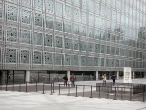 Institut du monde arabe - Façade du bâtiment de verre et d'aluminium de l'IMA avec son salon de thé et son parvis