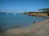 Isla de Porquerolles - Playa, mar Mediterráneo, con los barcos, la costa salvaje de la isla y los árboles