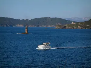 Isla de Porquerolles - Mar Mediterráneo con un barco, costas salvajes y los bosques